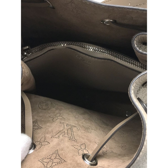 Louis Vuitton Muria Mahina Leather Handbag - Picture 6 of 6